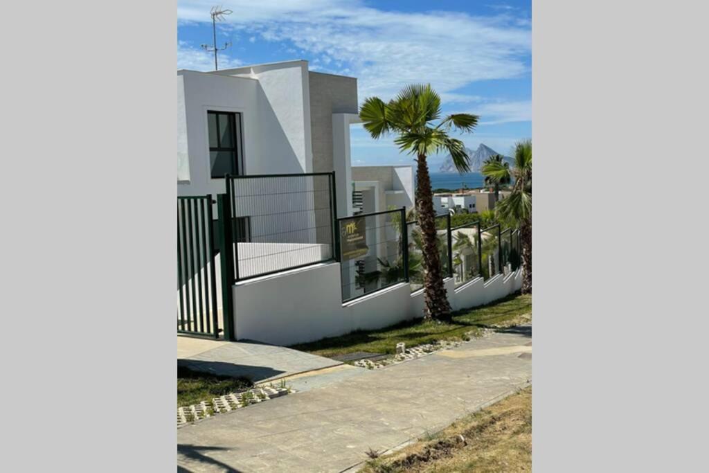 Modern 2 Beds Apartment In アルカイデサ エクステリア 写真